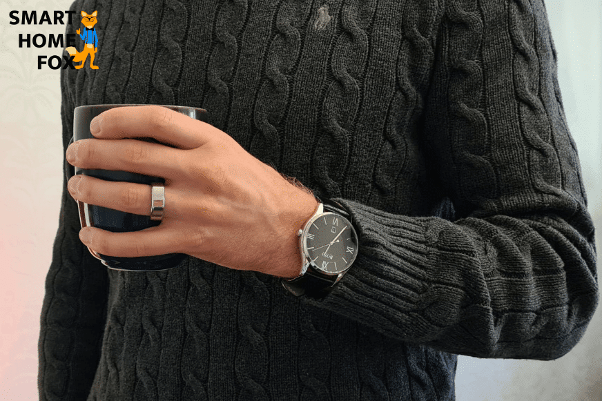 bague oura ring portée par un homme